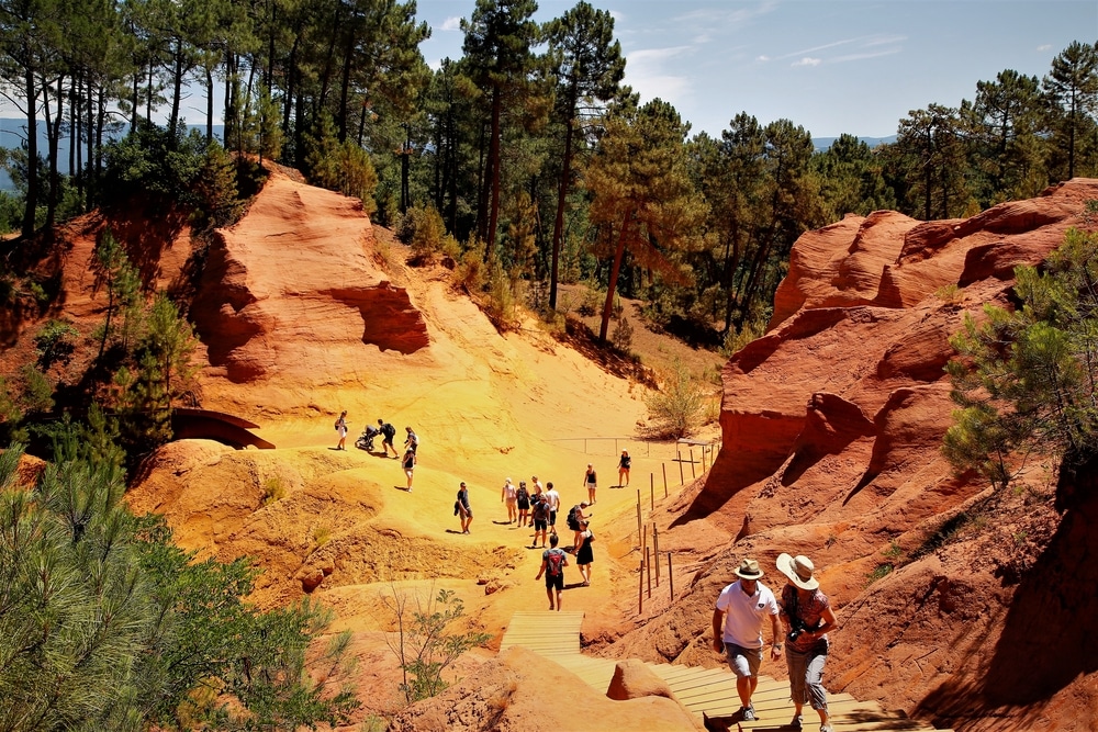 Tourists,Experienced,The,Geology,Of,Red,Clay,In,Roussillon,,Provence,
