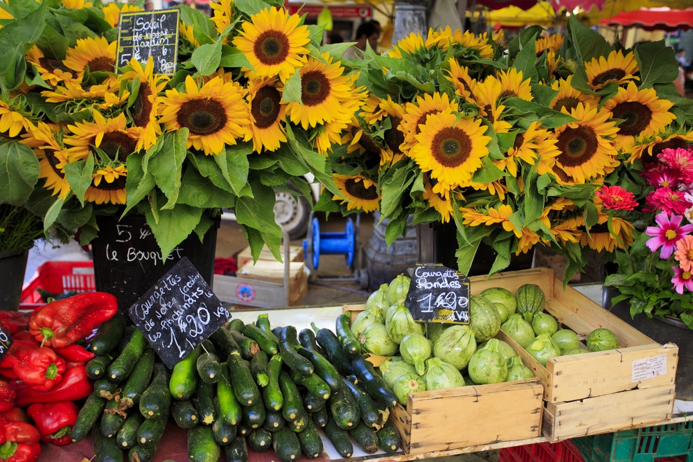 Sunflowers,And,Vegetables,For,Sale,At,A,Market,In,Aix-en-provence